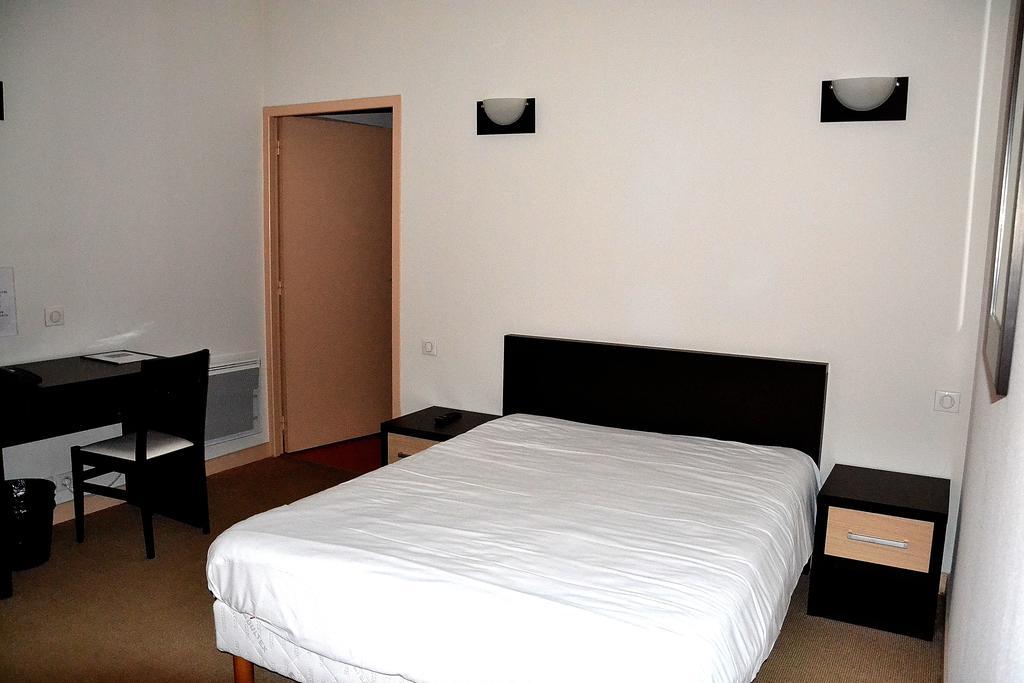 Hotel Les Benedictins Лимож Номер фото